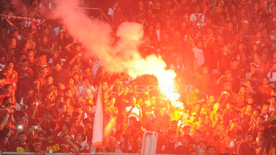 Kemeriahaan para Romanisti saat menonton aksi idola mereka di Stadion Gelora Bung Karno. 